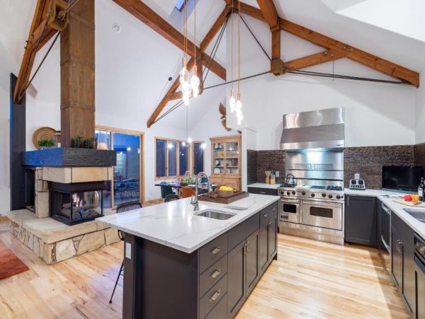 Walk to Ski Six Bedroom Home Great Mountain Views & Hot Tub