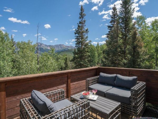 Walk to Ski Six Bedroom Home Great Mountain Views & Hot Tub