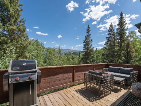 Walk to Ski Six Bedroom Home Great Mountain Views & Hot Tub
