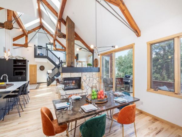 Walk to Ski Six Bedroom Home Great Mountain Views & Hot Tub