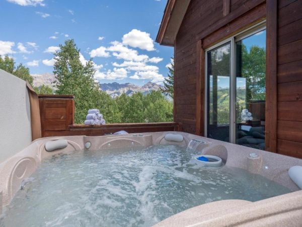 Walk to Ski Six Bedroom Home Great Mountain Views & Hot Tub