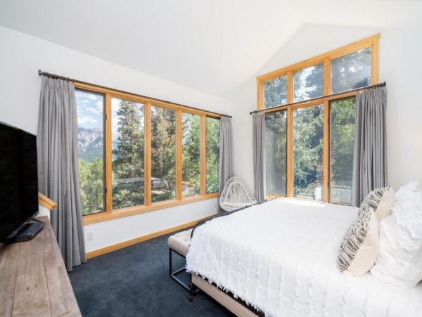 Walk to Ski Six Bedroom Home Great Mountain Views & Hot Tub