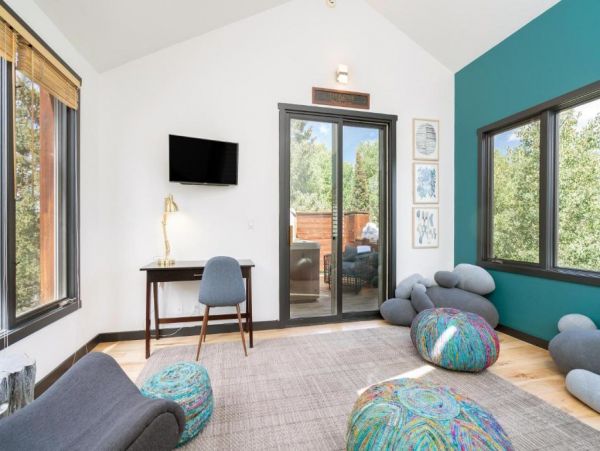 Walk to Ski Six Bedroom Home Great Mountain Views & Hot Tub