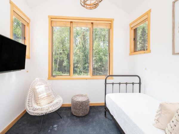 Walk to Ski Six Bedroom Home Great Mountain Views & Hot Tub