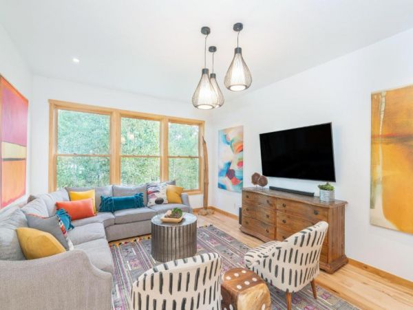 Walk to Ski Six Bedroom Home Great Mountain Views & Hot Tub