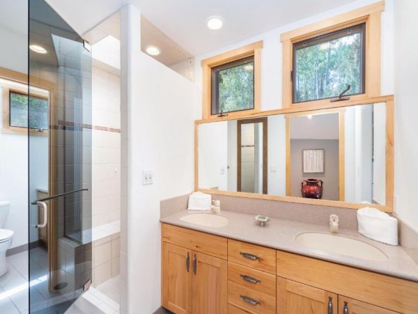 Walk to Ski Six Bedroom Home Great Mountain Views & Hot Tub