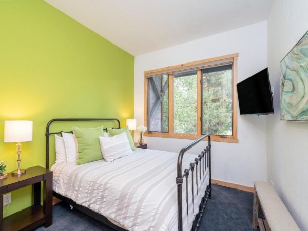 Walk to Ski Six Bedroom Home Great Mountain Views & Hot Tub