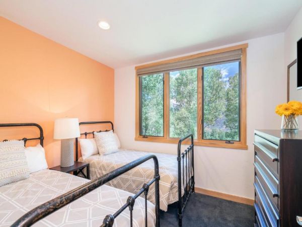 Walk to Ski Six Bedroom Home Great Mountain Views & Hot Tub
