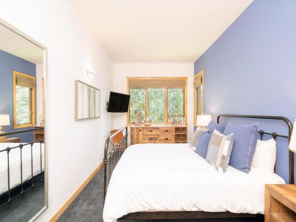 Walk to Ski Six Bedroom Home Great Mountain Views & Hot Tub