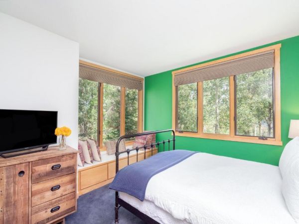 Walk to Ski Six Bedroom Home Great Mountain Views & Hot Tub