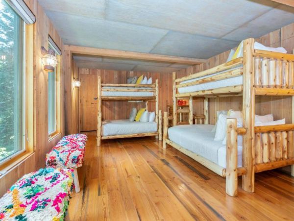 Walk to Ski Six Bedroom Home Great Mountain Views & Hot Tub