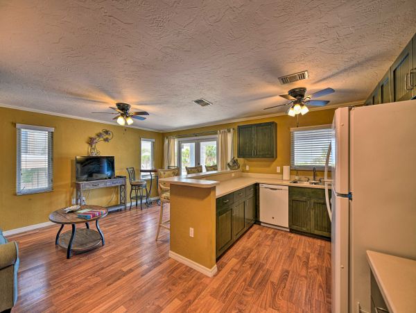 Beachside Charming Vacation Condo on Lido Key