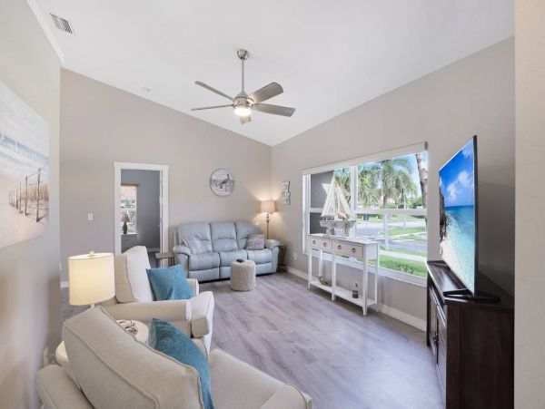 Marco Island Vacation Home With Pool Sleeps Six Guests