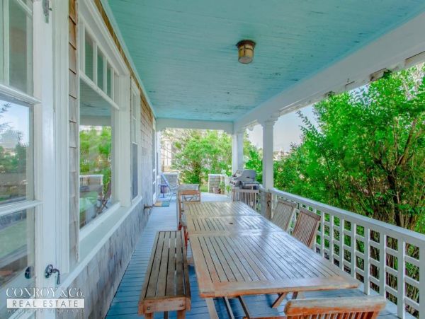 Cape Cod Home 994287