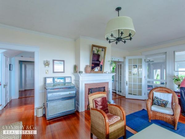 Cape Cod Home 994287