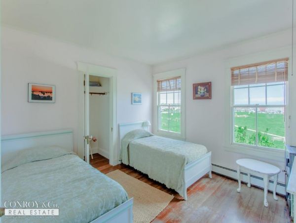 Cape Cod Home 994287