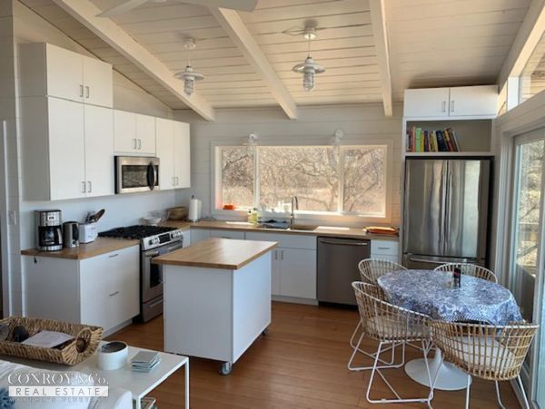 Cape Cod Home 994296