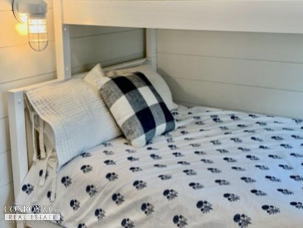 Cape Cod Home 994296