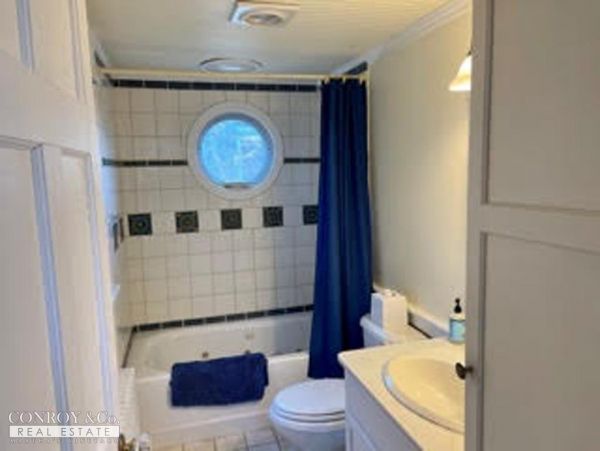 Cape Cod Home 994297