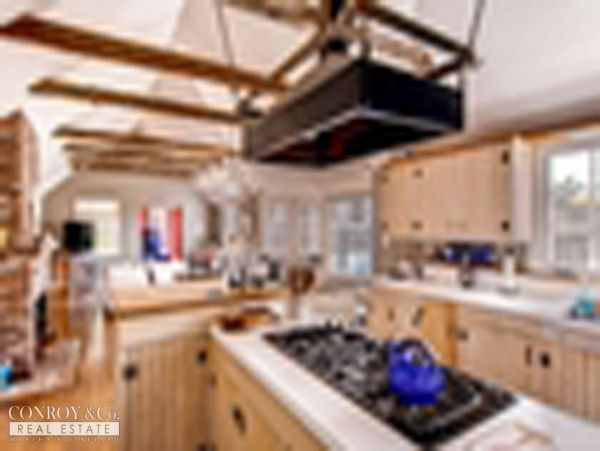 Cape Cod Home 994298