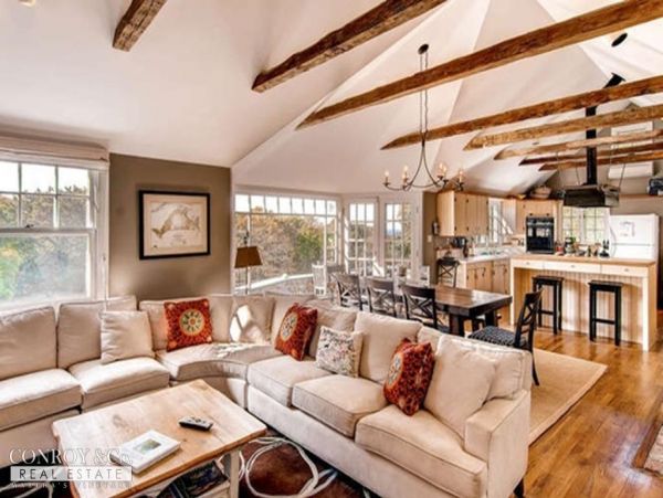 Cape Cod Home 994298