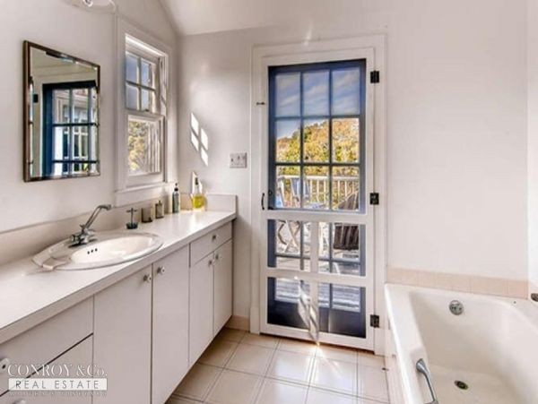Cape Cod Home 994298