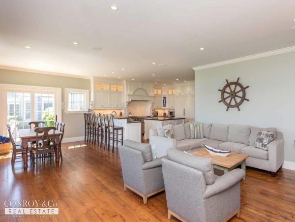 Cape Cod Home 994315