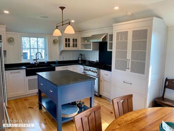 Cape Cod Home 994324