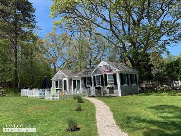 Cape Cod Home 994325