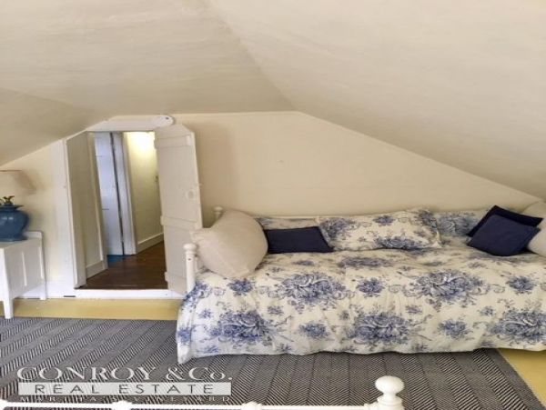 Cape Cod Home 994328