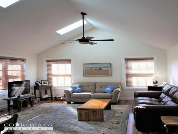 Cape Cod Home 994330