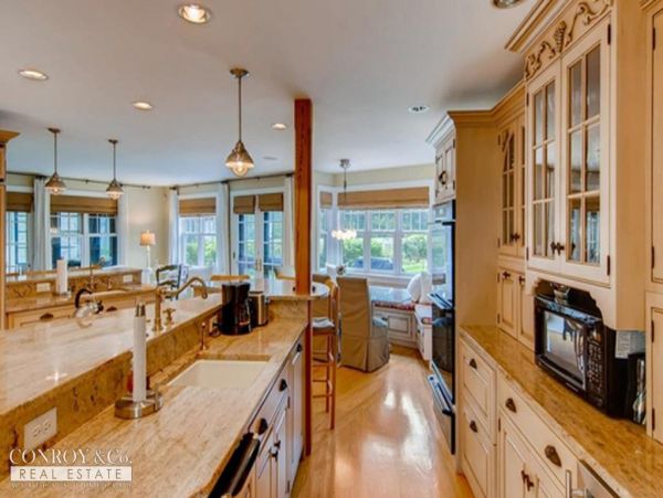 Cape Cod Home 994337