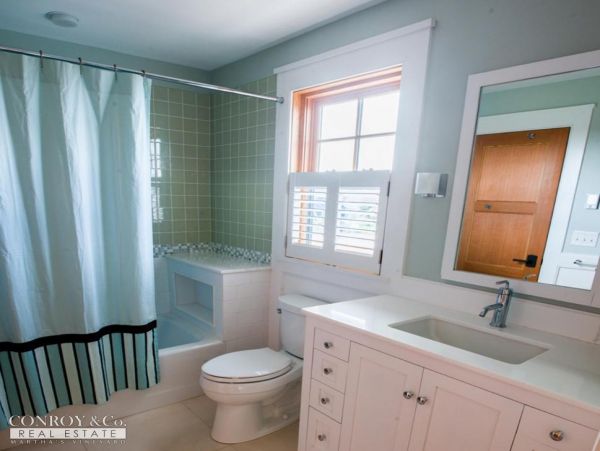 Cape Cod Home 994346