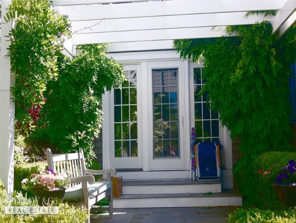 Cape Cod Home 994348
