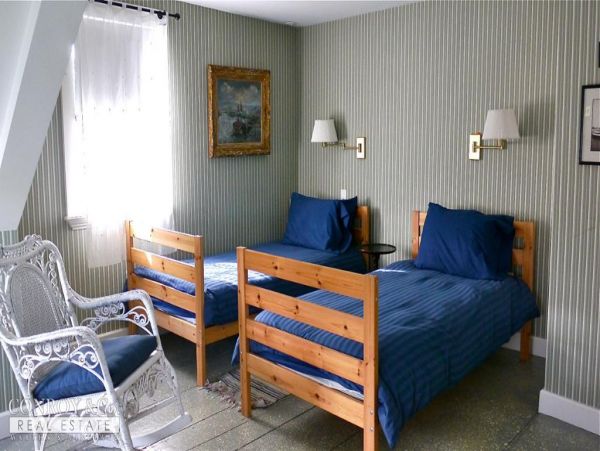 Cape Cod Home 994348