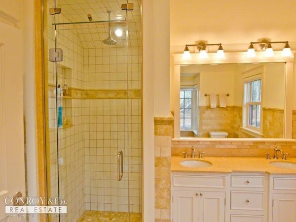 Cape Cod Home 994349