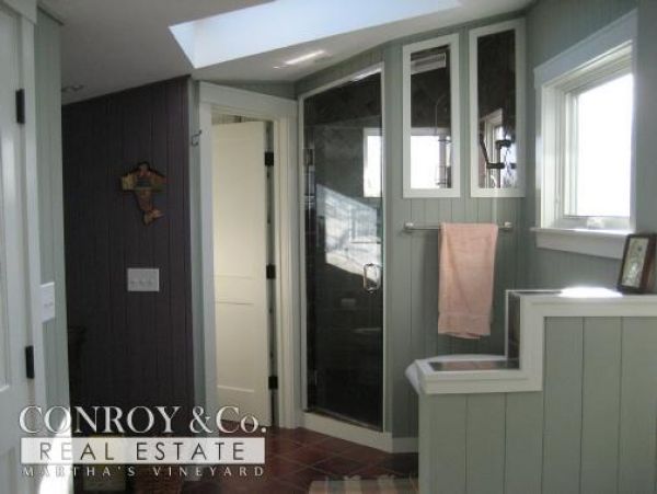 Cape Cod Home 994352