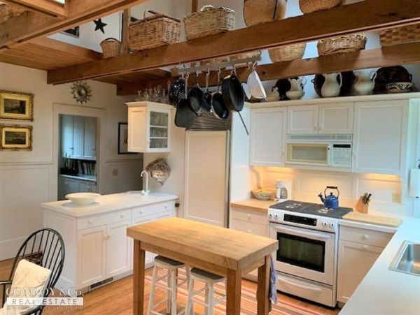 Cape Cod Home 994353