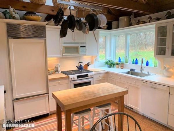Cape Cod Home 994353