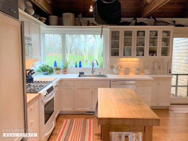 Cape Cod Home 994353