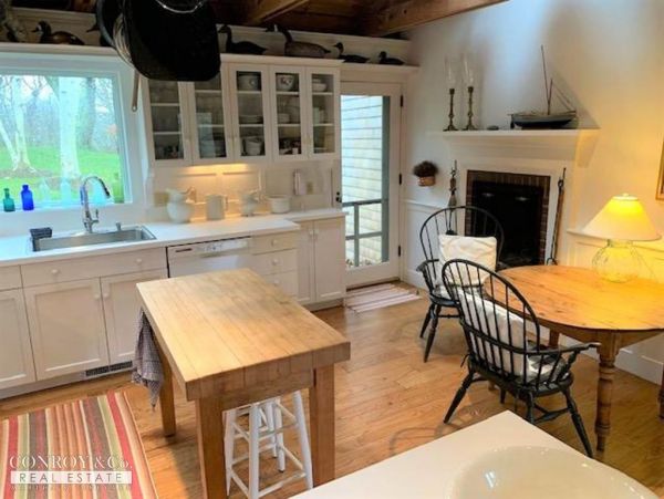 Cape Cod Home 994353