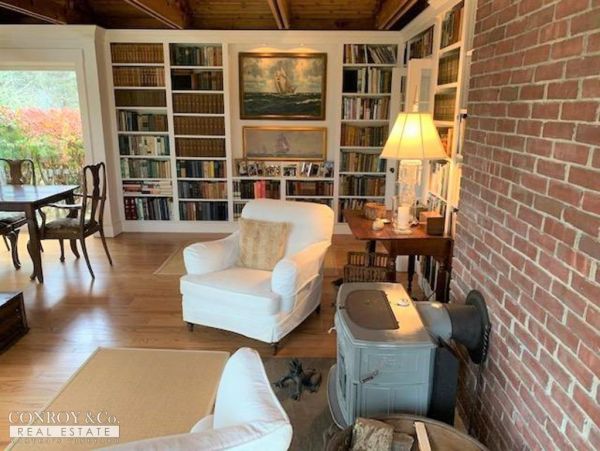 Cape Cod Home 994353