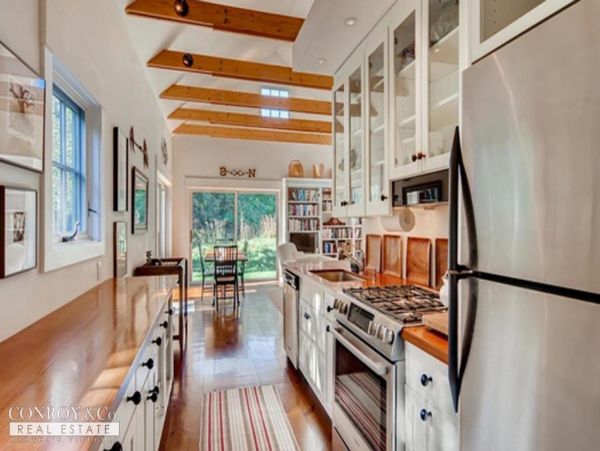 Cape Cod Home 994354