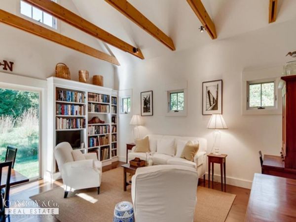 Cape Cod Home 994354