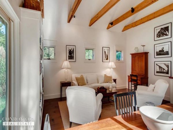 Cape Cod Home 994354