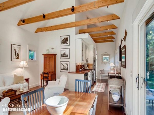 Cape Cod Home 994354