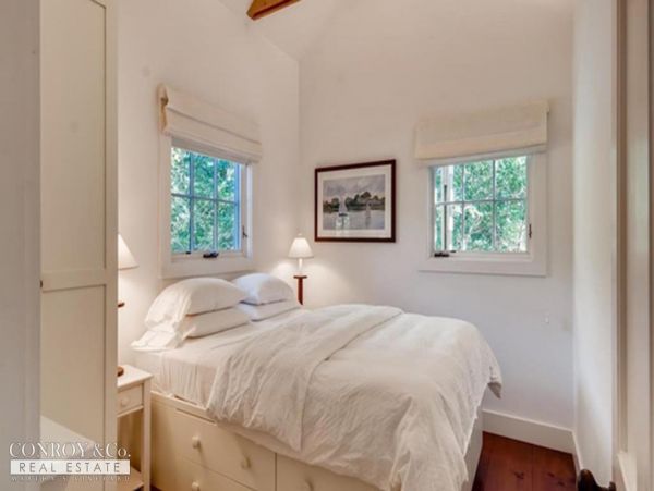 Cape Cod Home 994354
