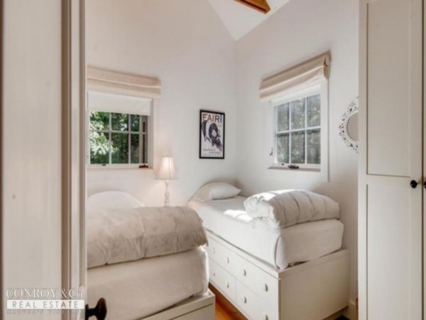 Cape Cod Home 994354
