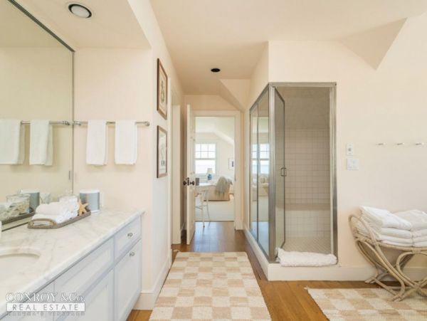 Cape Cod Home 994355