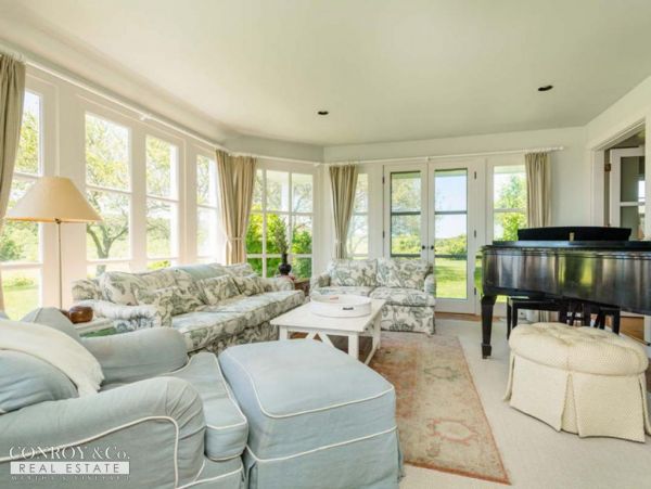 Cape Cod Home 994355